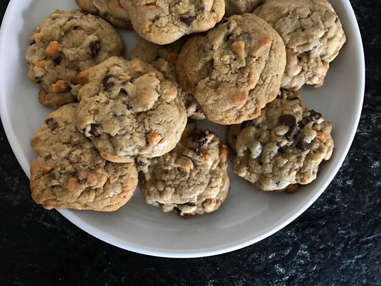 Cookies-on-plate
